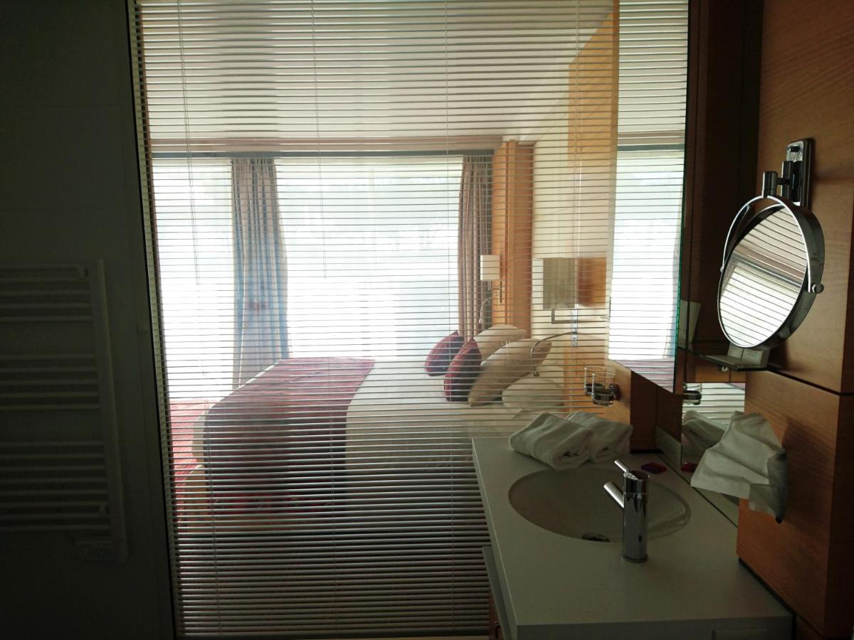 Un ou plusieurs lits dans un hébergement de l'établissement Le Churchill Hôtel & Spa