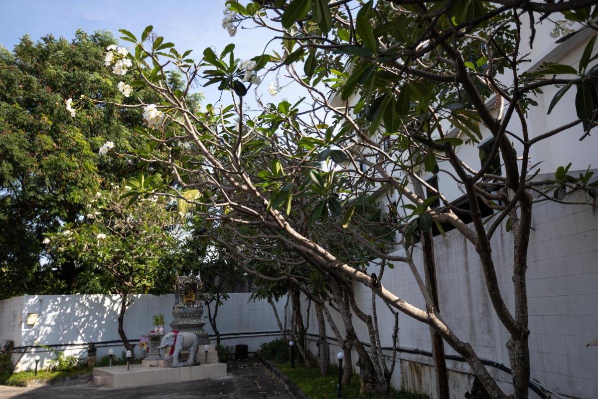 โรงแรมบ้านสวนรีสอร์ท ชลบุรี - Housity
