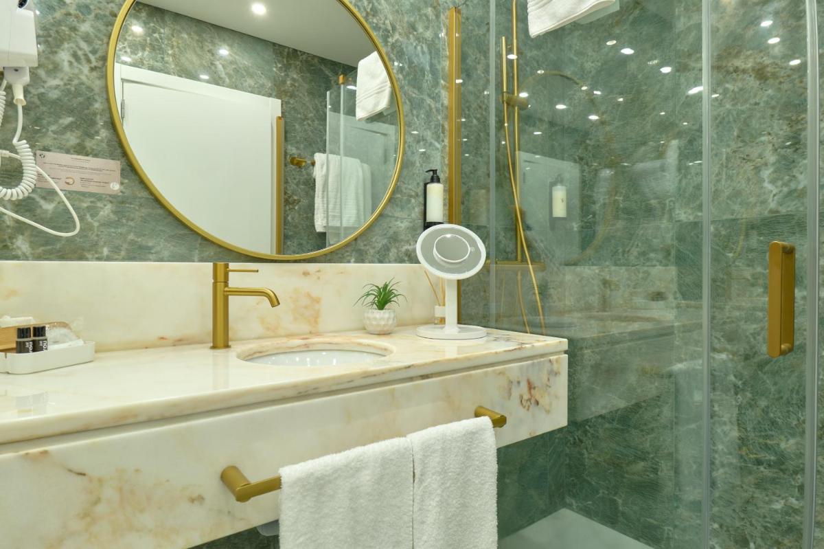 Uma casa de banho em Hotel de Ilhavo Plaza & Spa