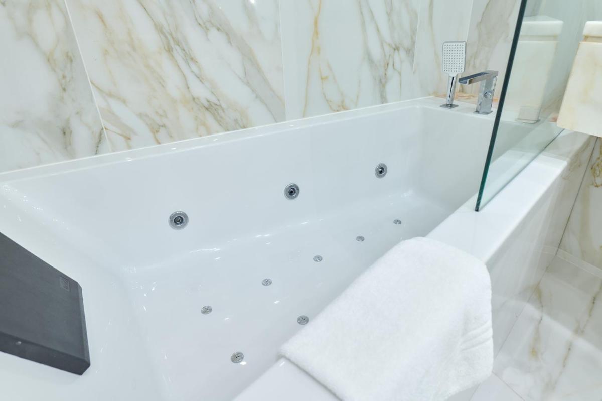 Uma casa de banho em Hotel de Ilhavo Plaza & Spa