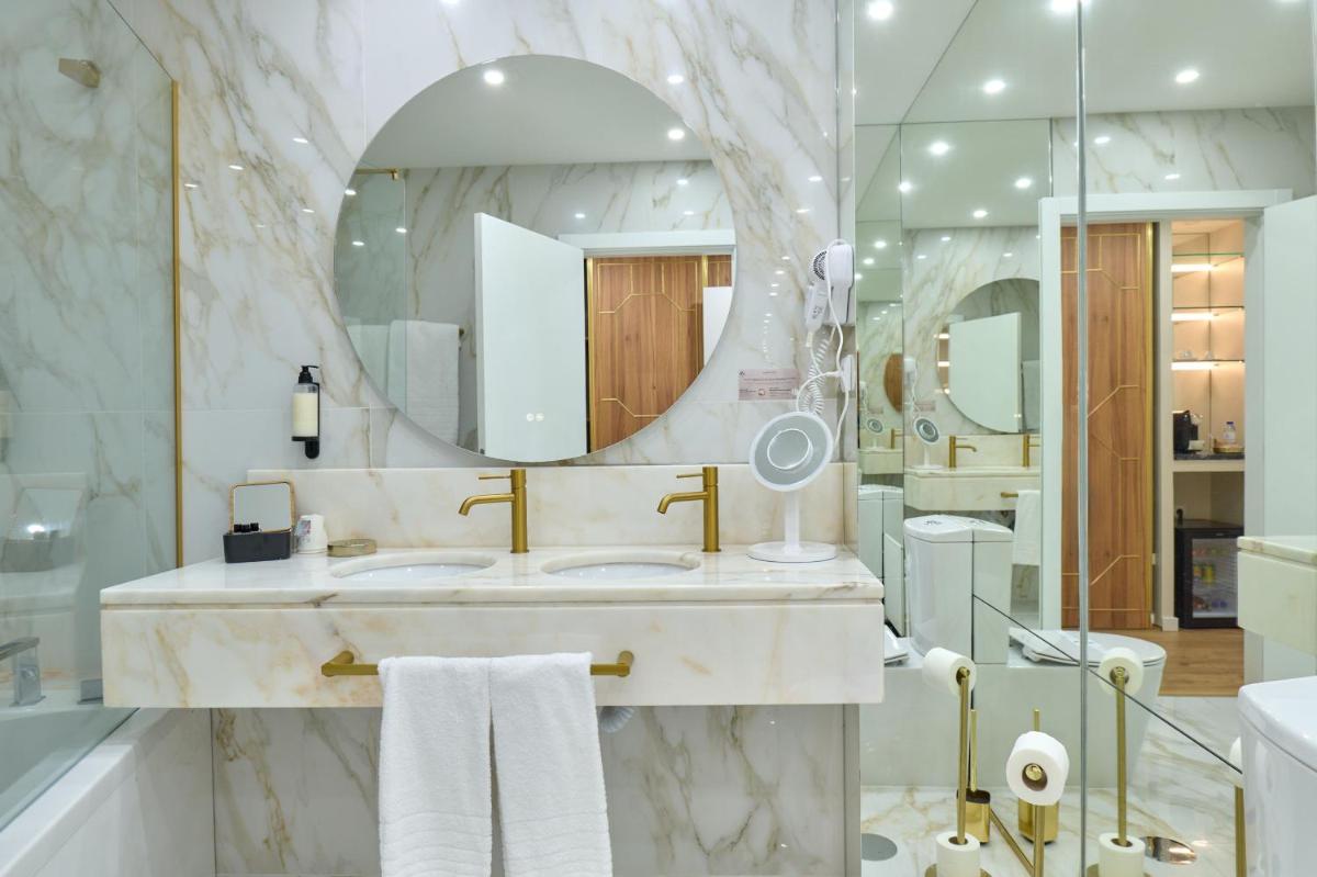 Uma casa de banho em Hotel de Ilhavo Plaza & Spa