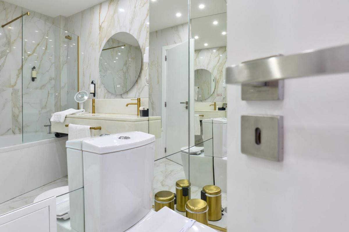 Uma casa de banho em Hotel de Ilhavo Plaza & Spa