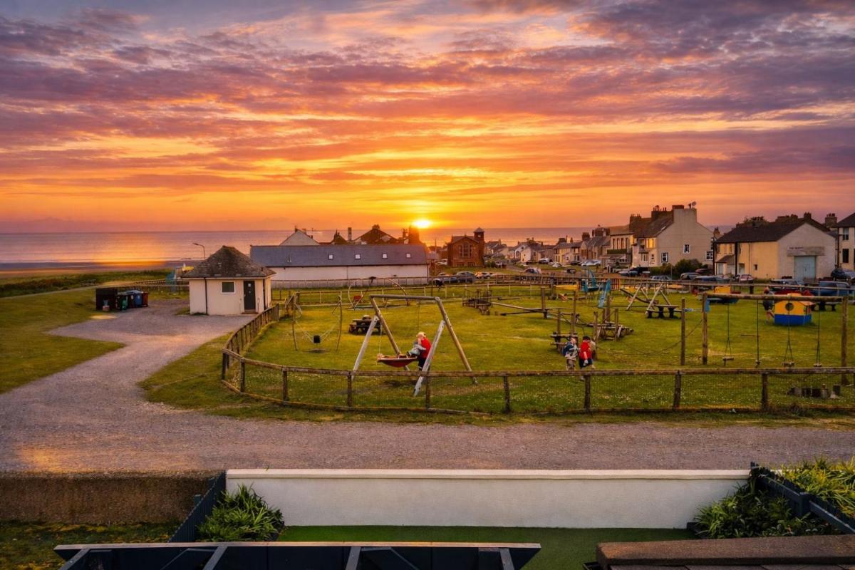 Beautiful Beach Front Cottage - Housity