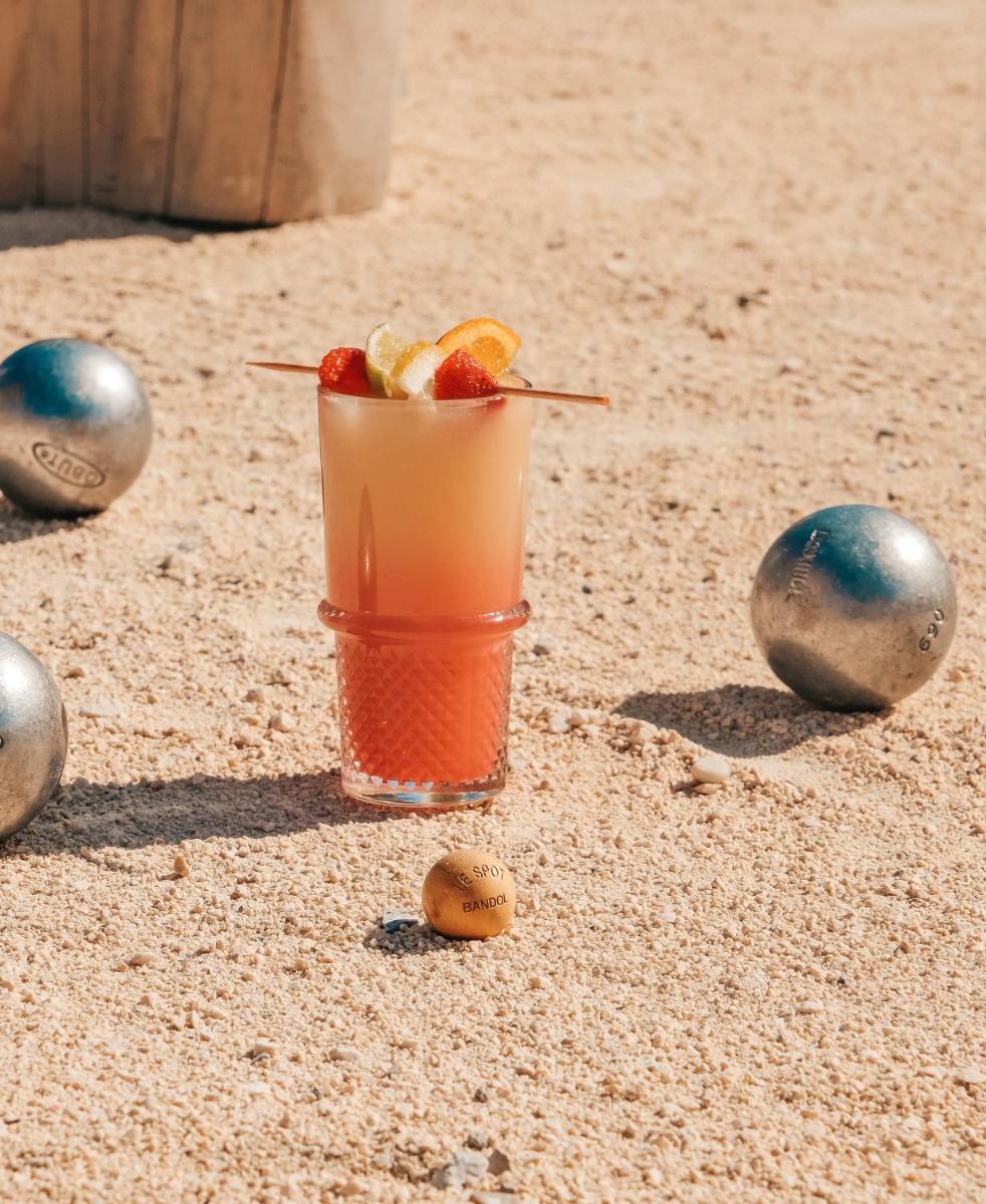 une boisson sur le sable avec des fruits dessus dans l'établissement Hotel Plein Large, à Bandol 32 autres photos