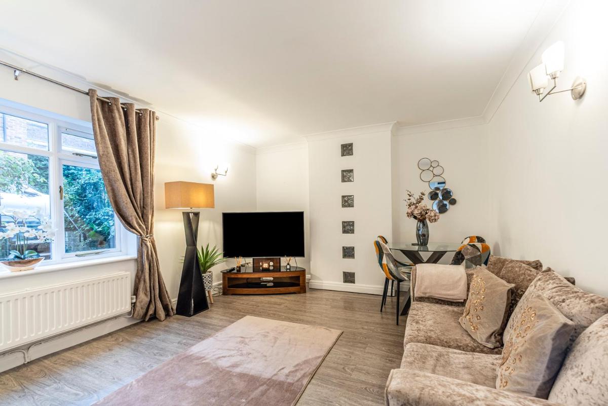 Chester City Apartments with free parking - Hizvo