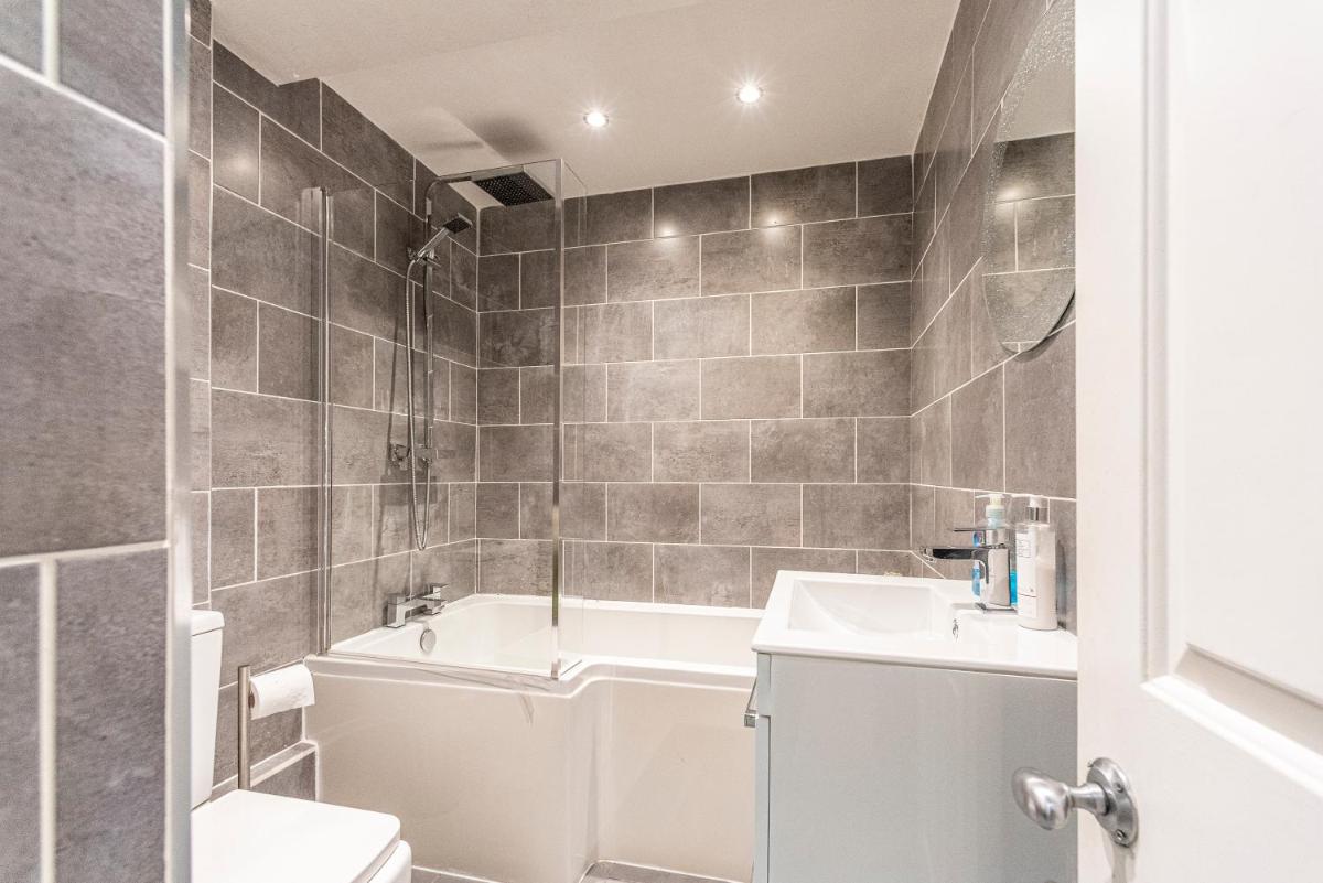 Chester City Apartments with free parking - Housity
