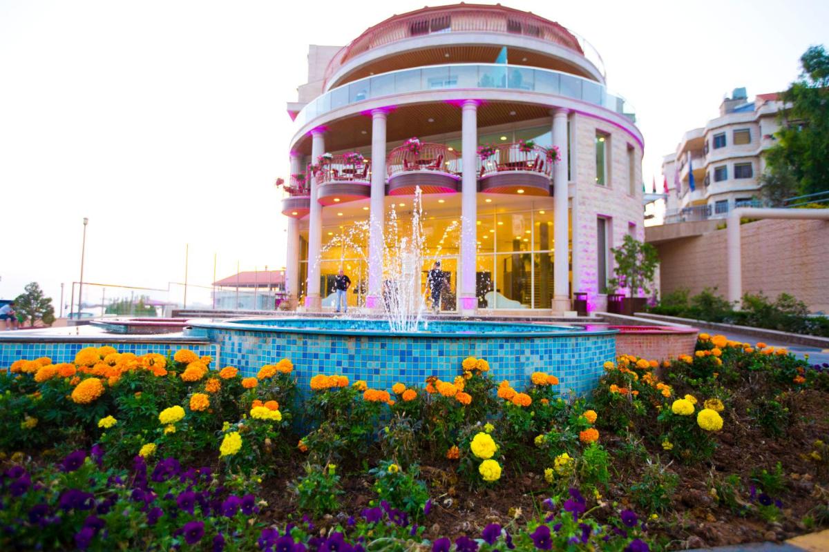 Golden Lili Resort & Spa - Housity