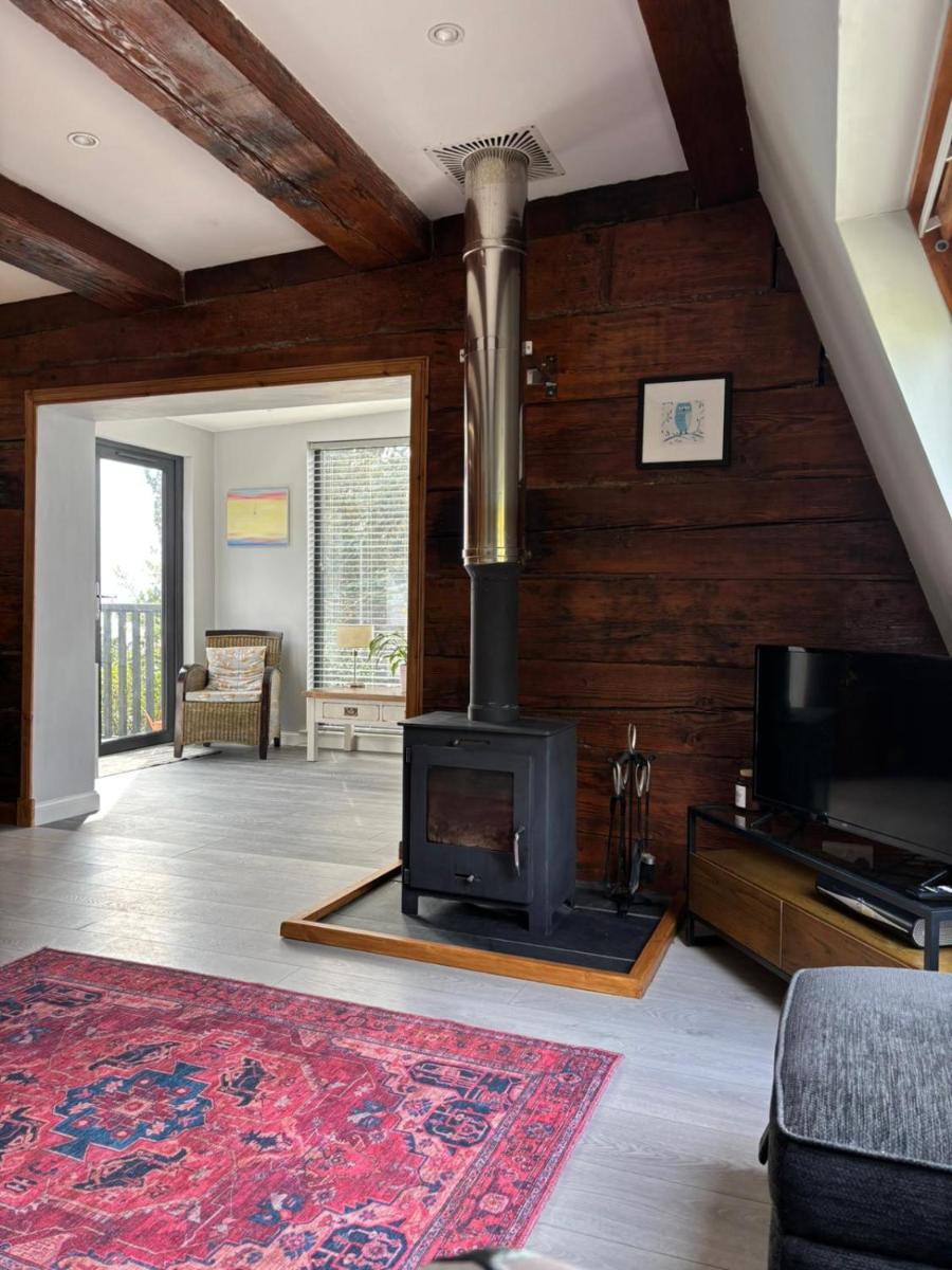 Cosy coastal hideaway with incredible sea views - Housity