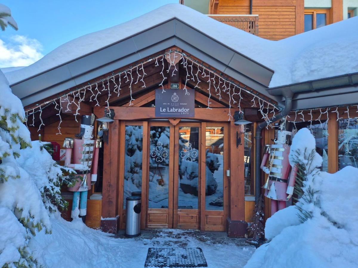 L'établissement Hôtel Le Labrador 1971 en hiver