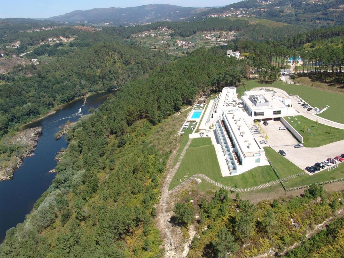 uma vista aérea de um edifício ao lado de um rio em Monte Prado Hotel & Spa em Melgaço
