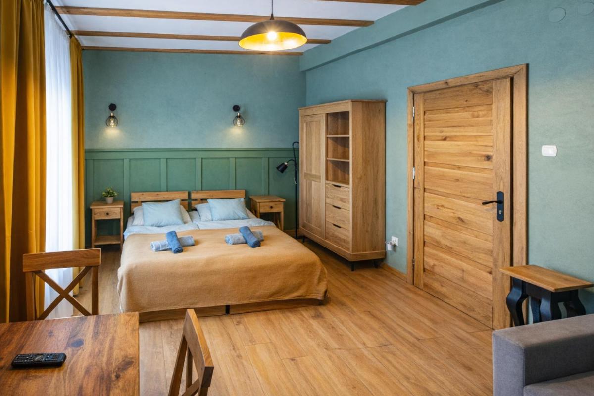 Folwark Wierzchy - Housity