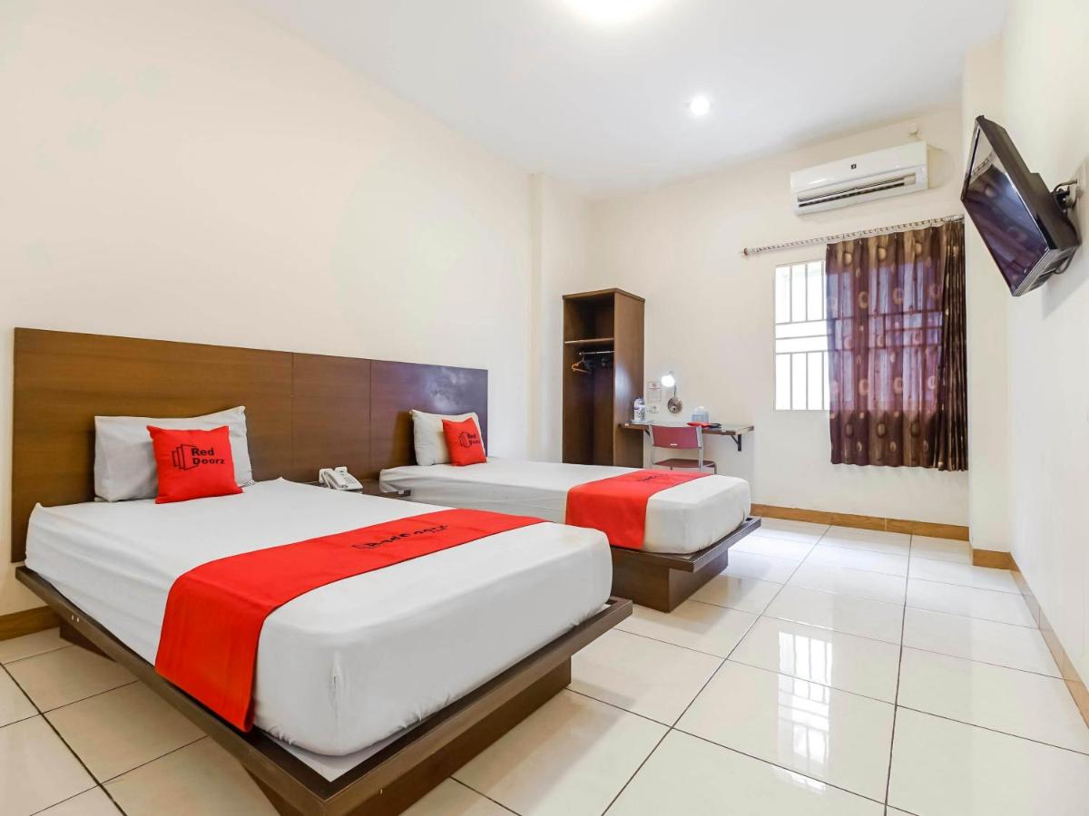 RedDoorz Plus at Karebosi Area 2 Makassar - Housity