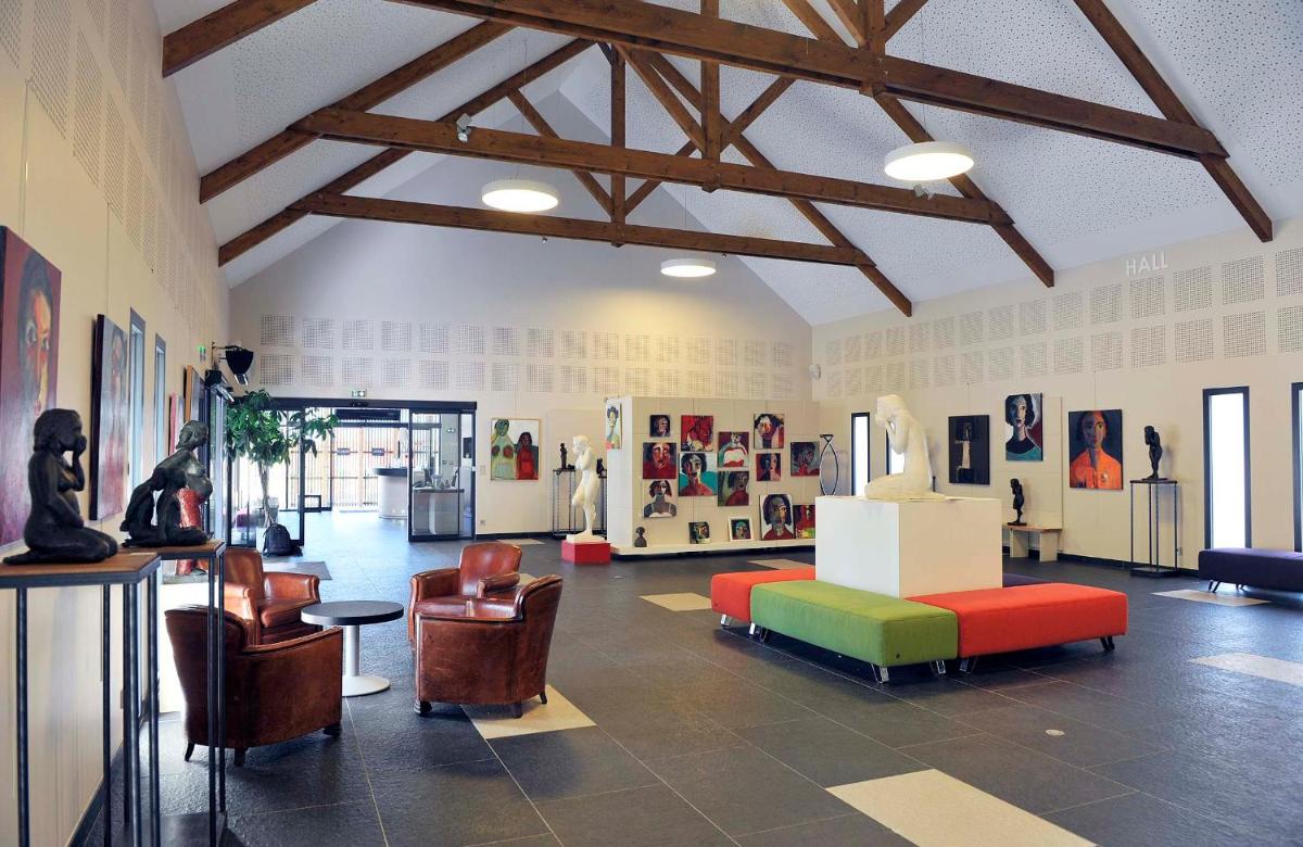 une chambre avec des chaises et du mobilier dans un bâtiment dans l'établissement Loire & Sens, à Juigné-sur-Loire