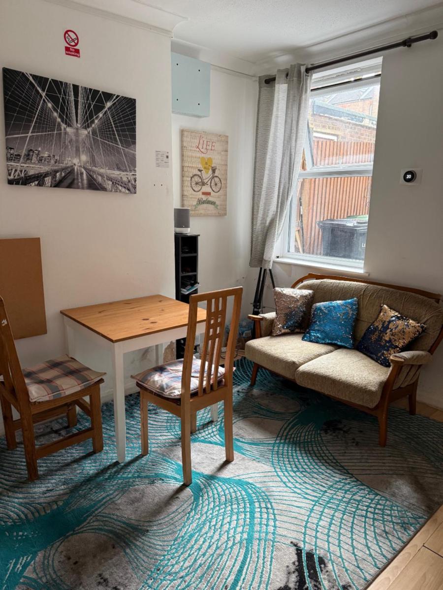 Luton Town Homestay - Near AIRPORT & Train Station, High Speed Internet - Housity