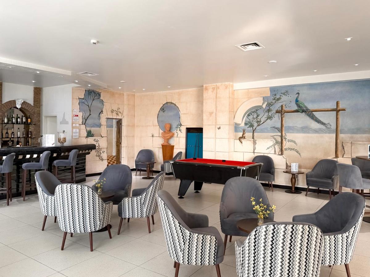 Uma área de estar em Luna Hotel da Oura