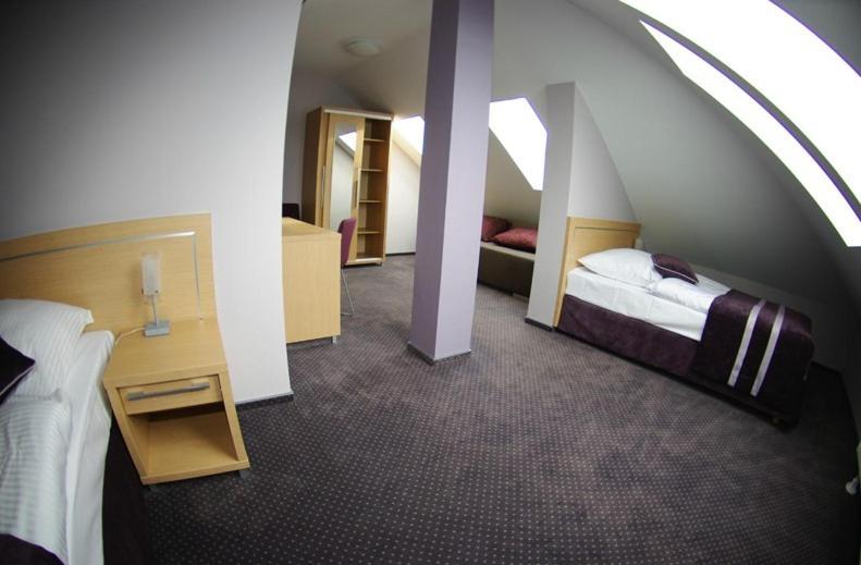 Hotel Pod Złotą Koroną - Housity