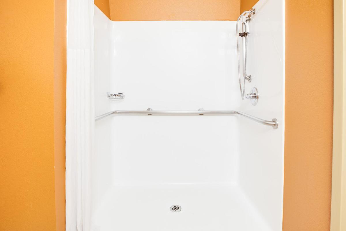 Days Inn & Suites by Wyndham Russellville - Housity