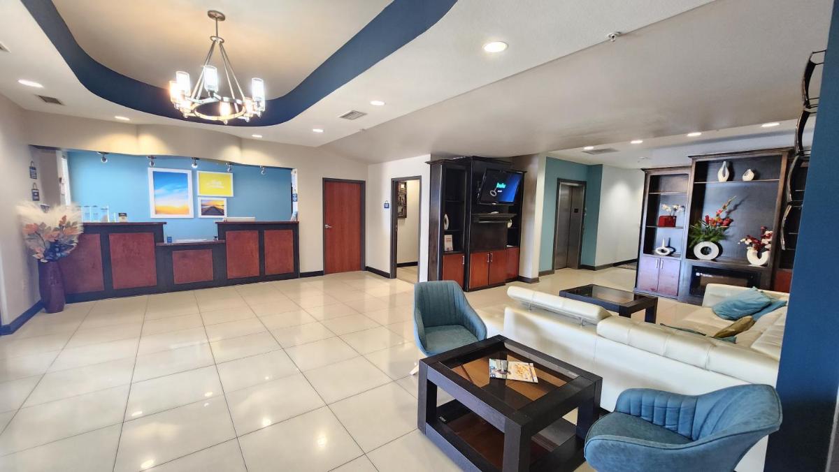 Days Inn & Suites by Wyndham Russellville - Housity