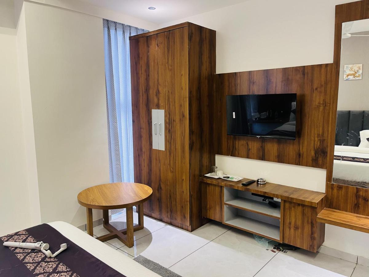 Hotel Royal Empire - Housity