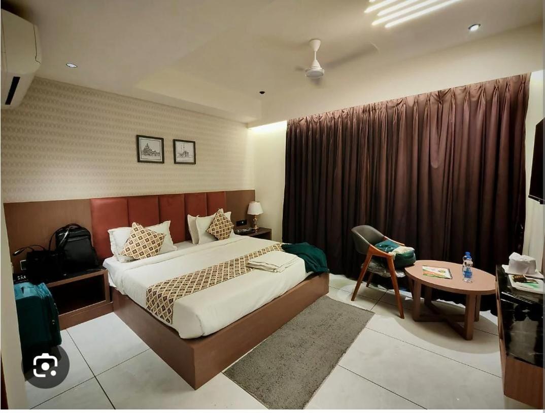 Hotel Royal Empire - Housity