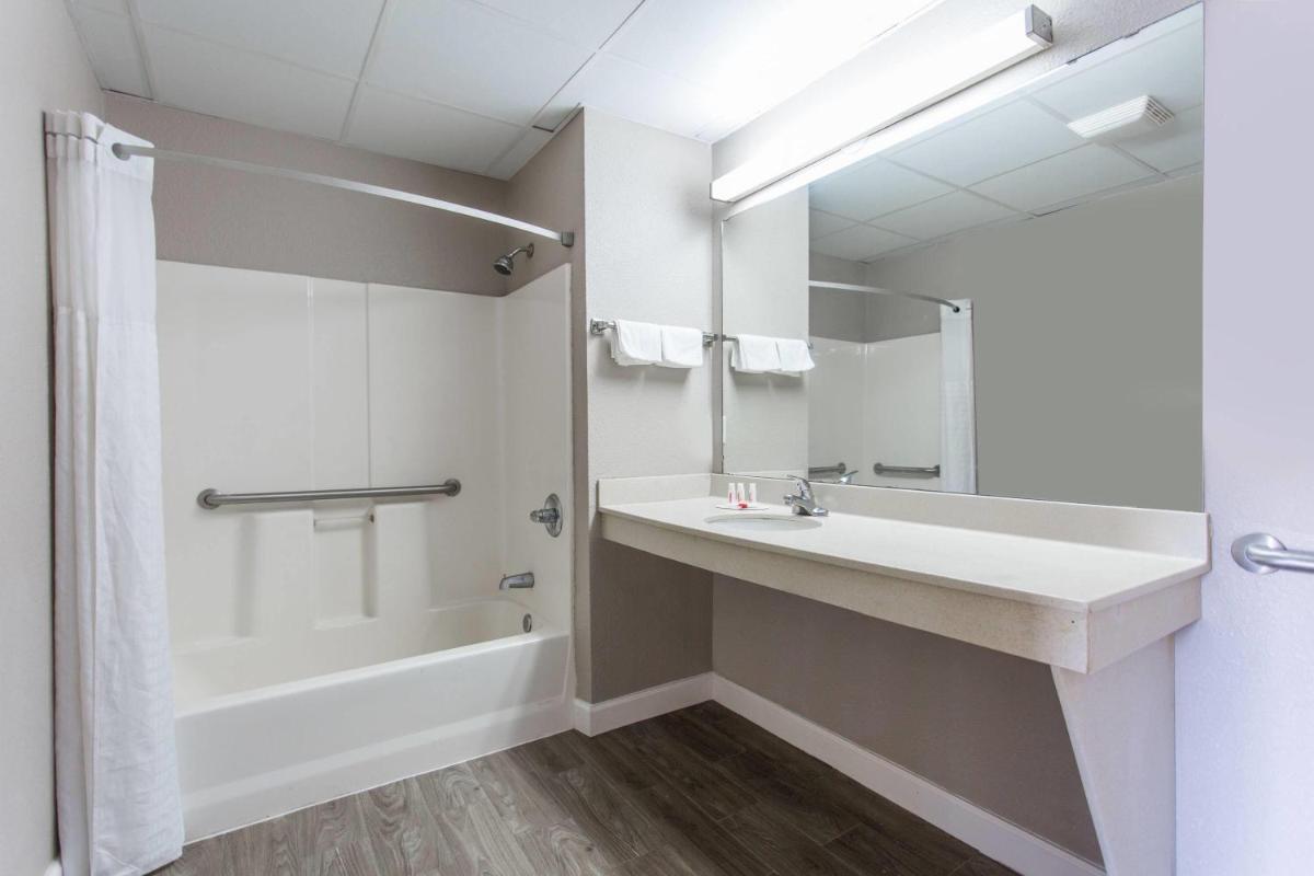 Super 8 by Wyndham Petersburg - Housity