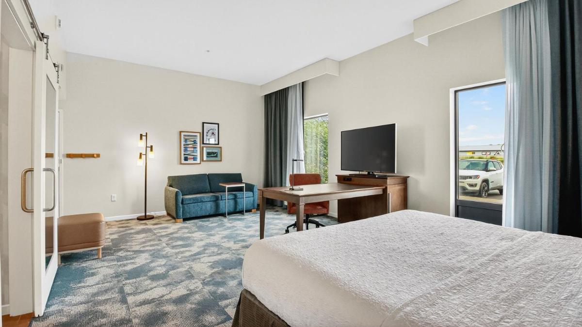 Hampton Inn & Suites Chippewa Falls - Housity