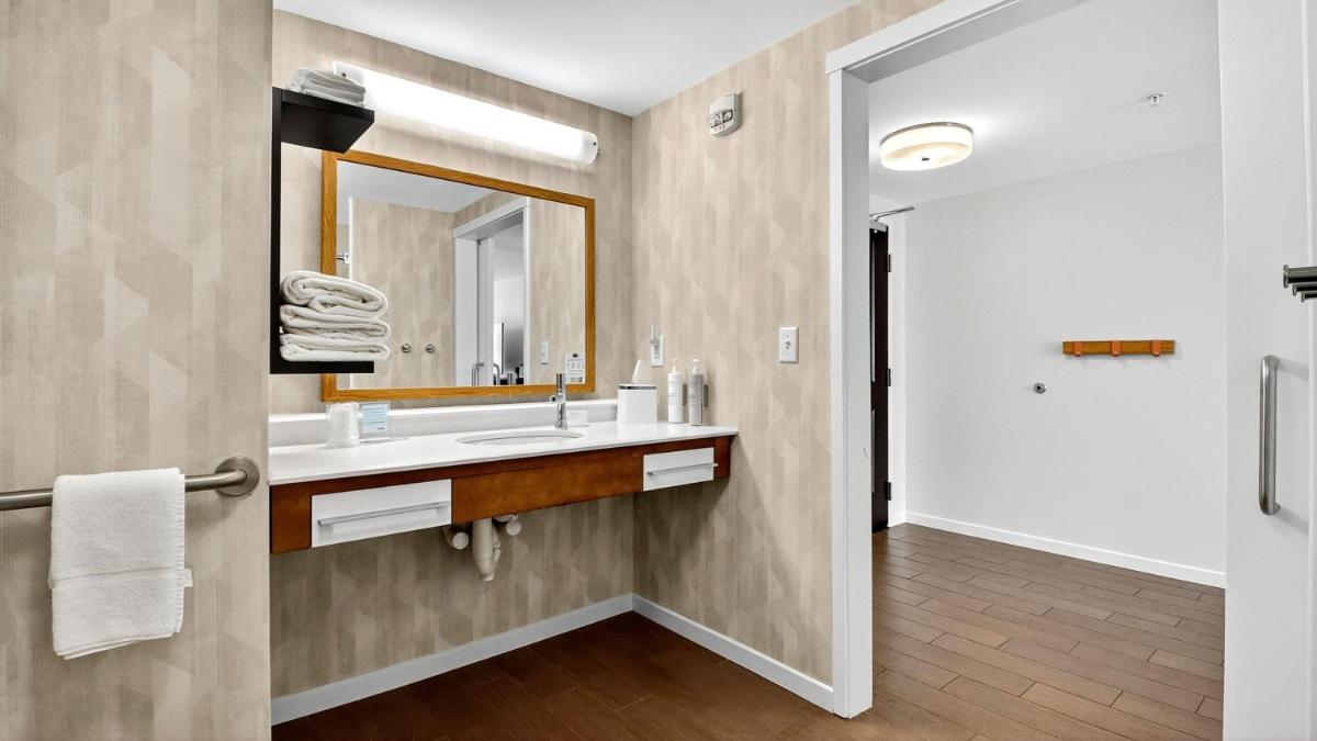 Hampton Inn & Suites Chippewa Falls - Housity