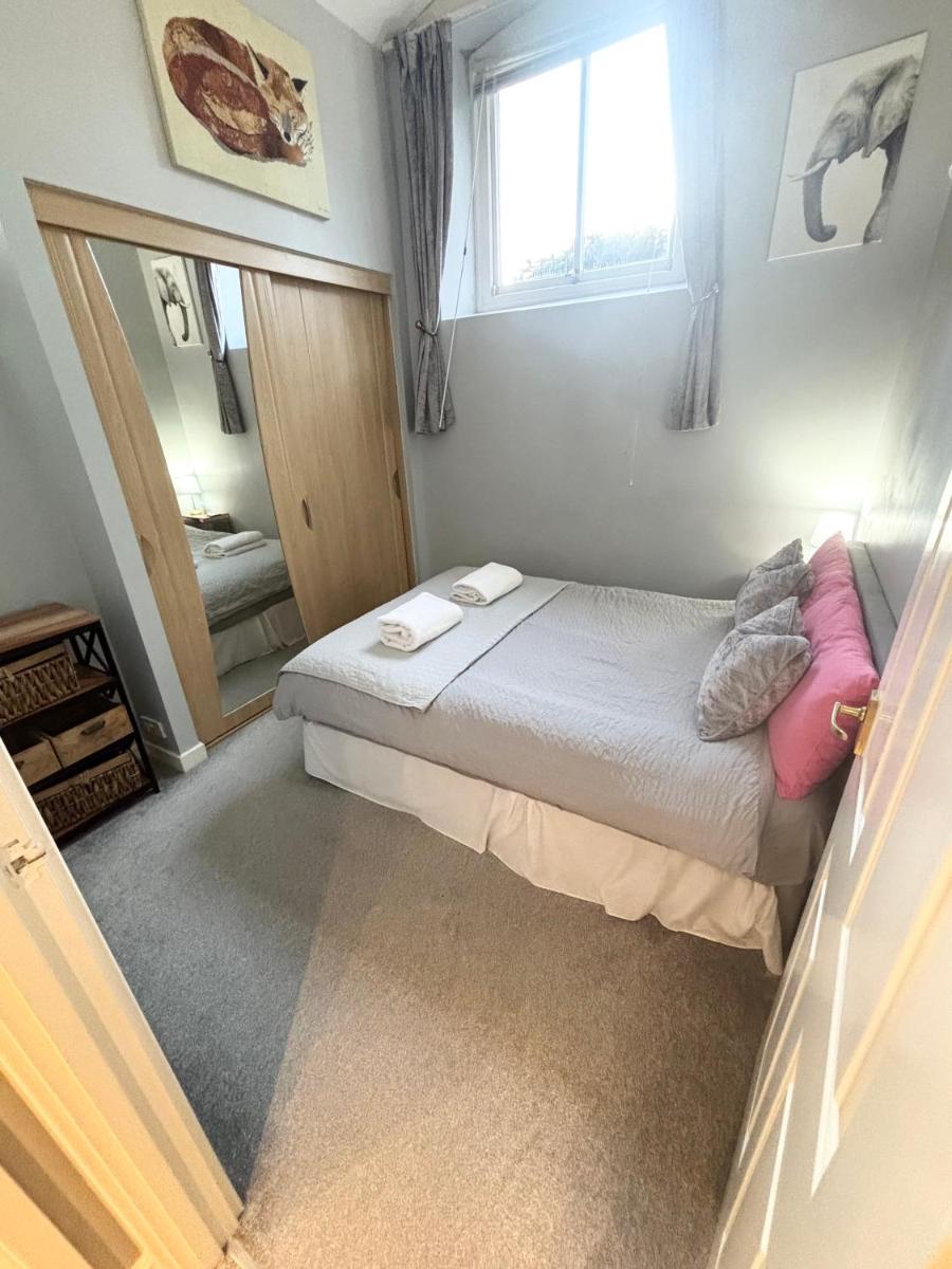 Cosy County House apartment with free private parking Sleeps up to four guests - Hizvo