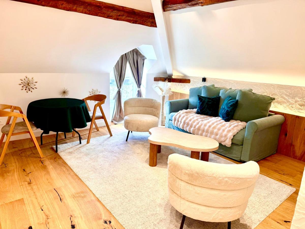 Coin salon dans l'établissement Les Rêveries du Clos POMMARD Vignes & SPA& Dégustation
