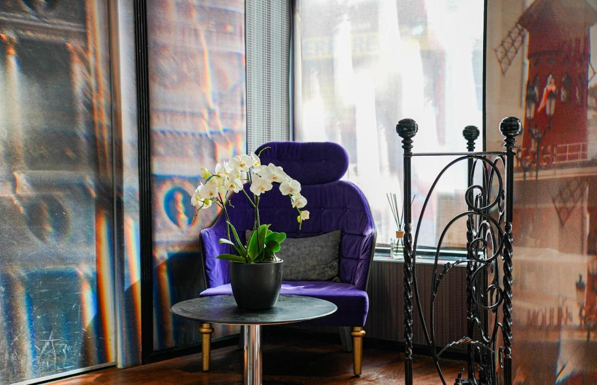 Coin salon dans l'établissement Secret de Paris - Hotel & Spa