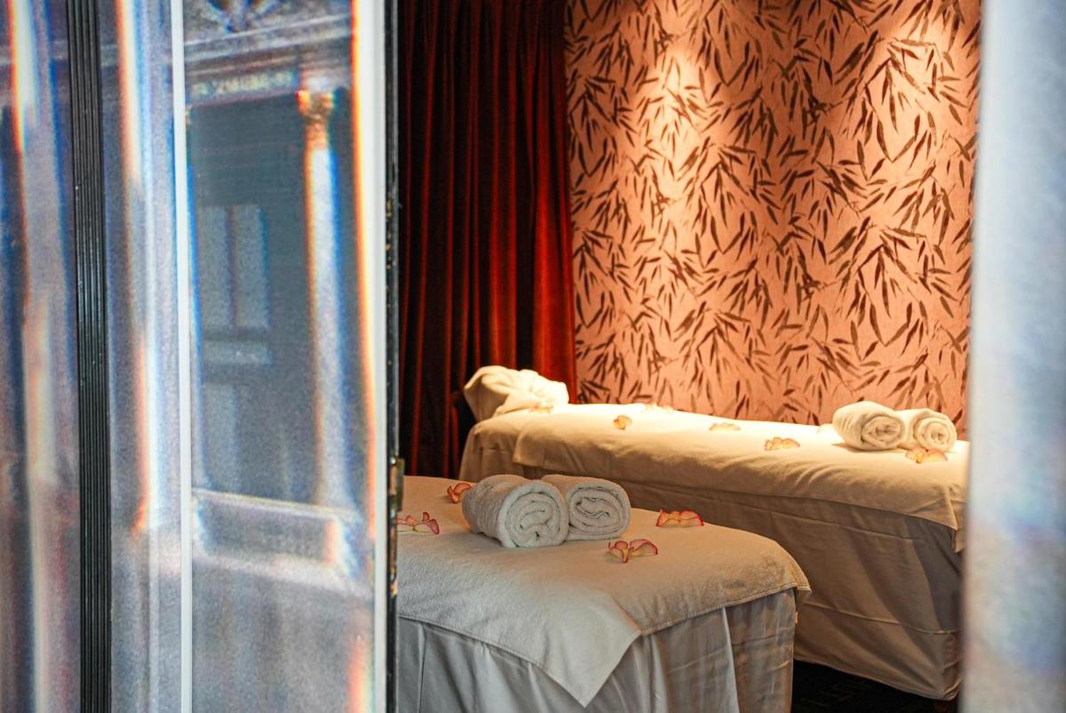 Un ou plusieurs lits dans un hébergement de l'établissement Secret de Paris - Hotel & Spa