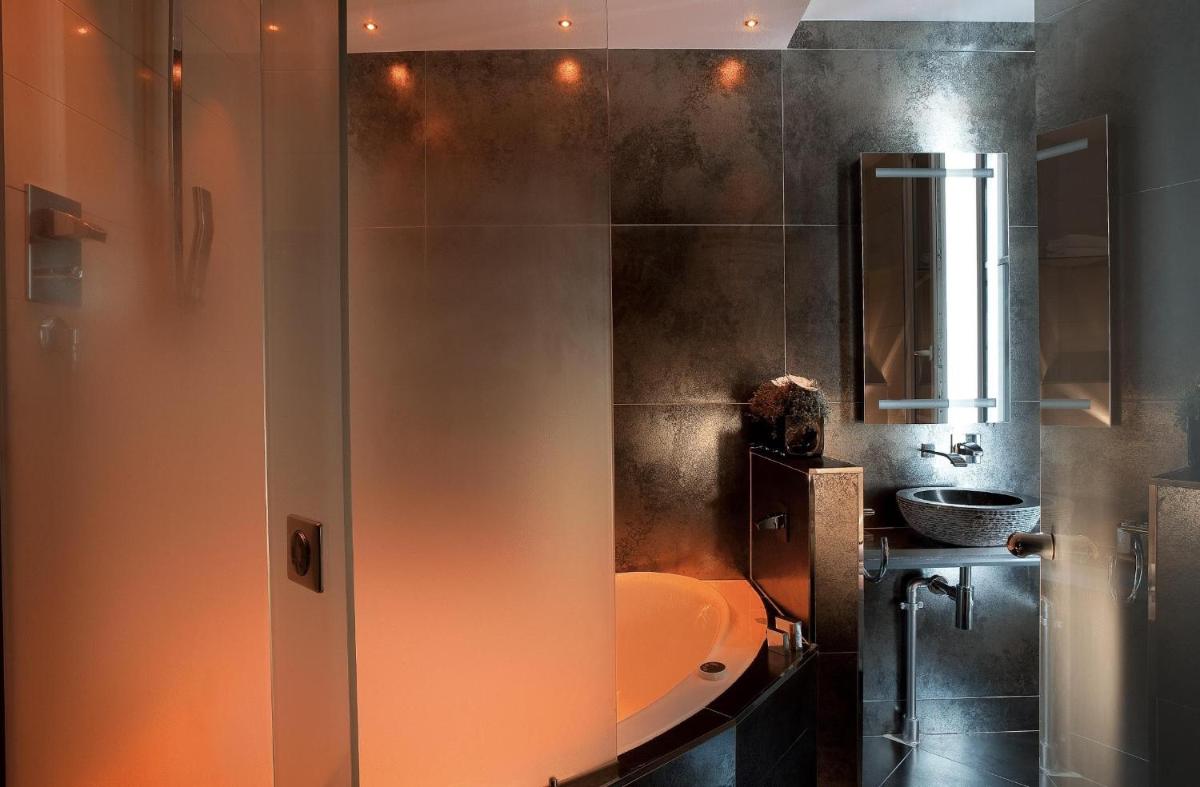 Clients de l'établissement Secret de Paris - Hotel & Spa