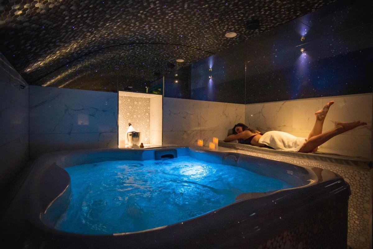 Clients de l'établissement Secret de Paris - Hotel & Spa