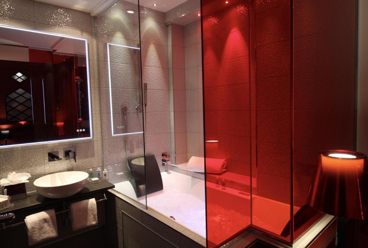 Salle de bains dans l'établissement Secret de Paris - Hotel & Spa