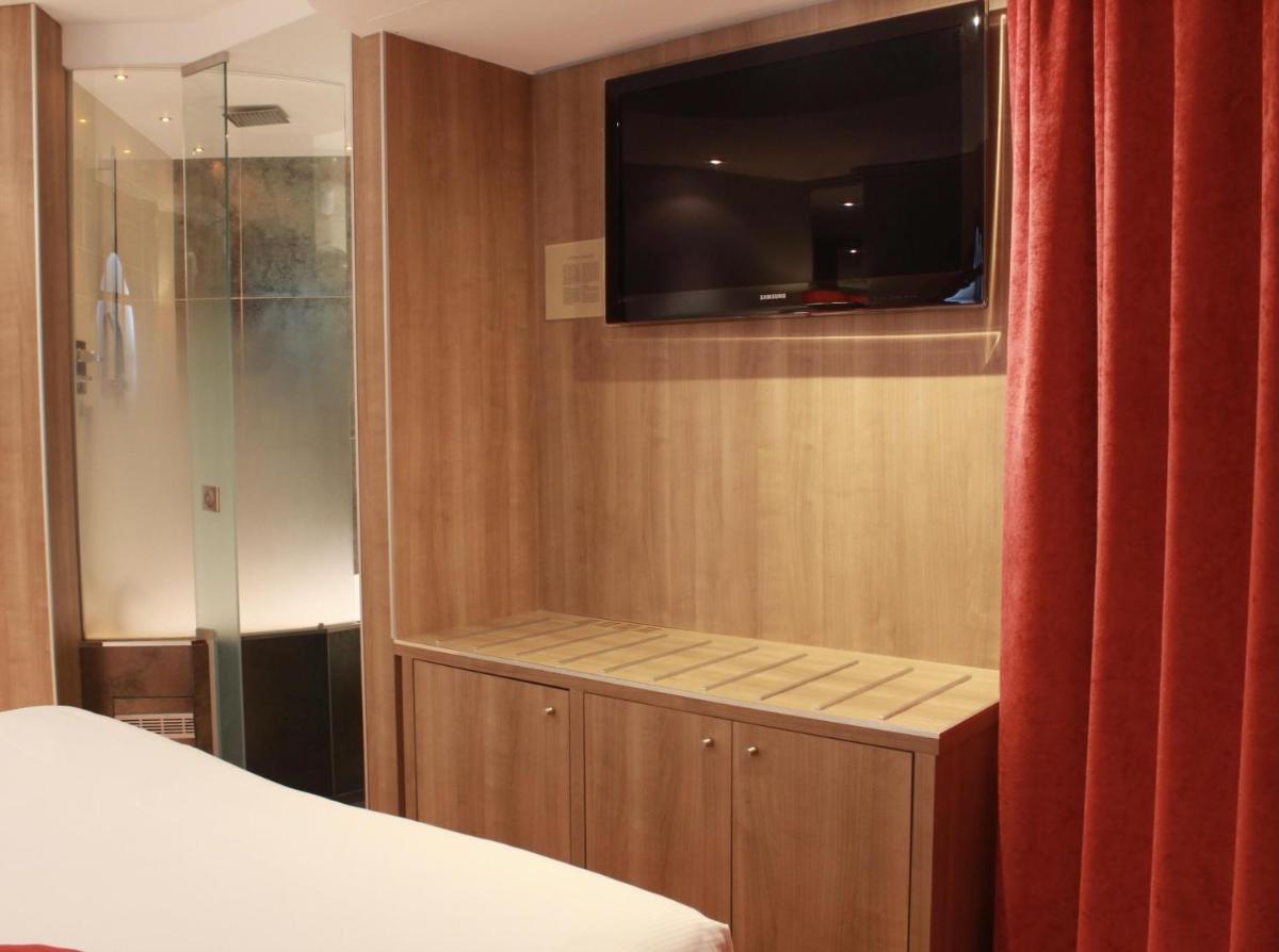 Télévision ou salle de divertissement dans l'établissement Secret de Paris - Hotel & Spa