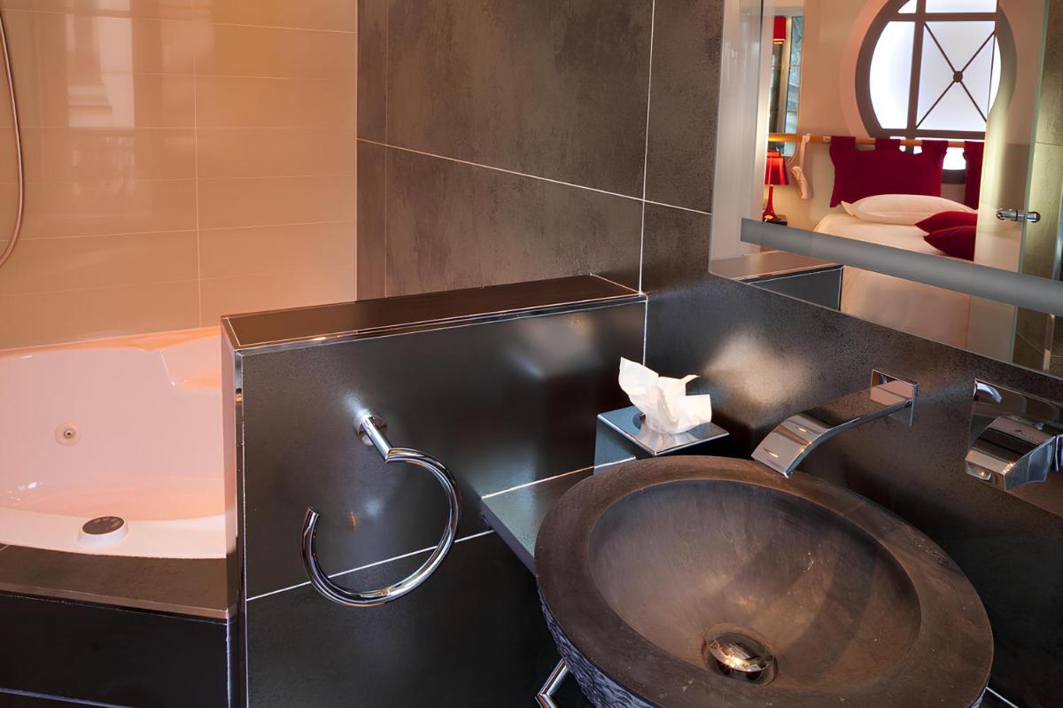 Salle de bains dans l'établissement Secret de Paris - Hotel & Spa