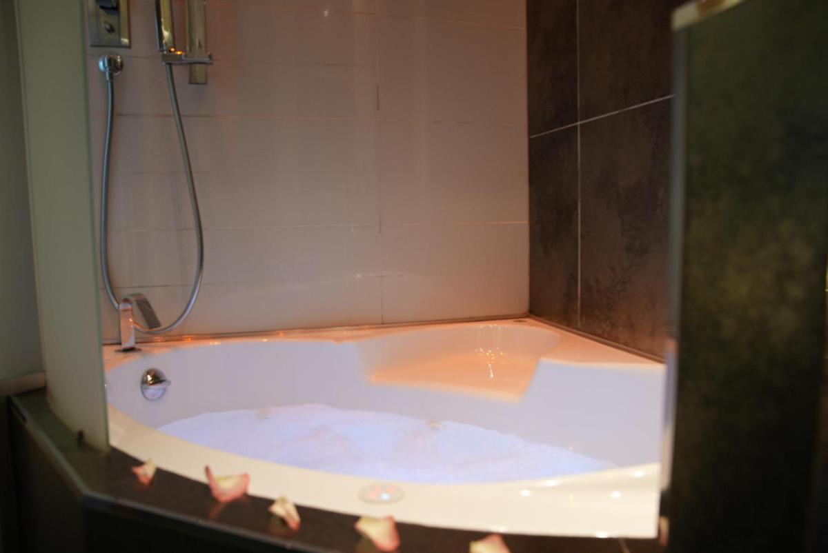 Salle de bains dans l'établissement Secret de Paris - Hotel & Spa