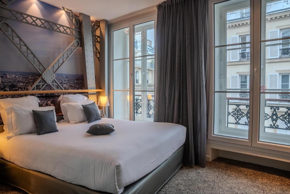 une chambre avec un grand lit et une grande fenêtre dans l'établissement Secret de Paris - Hotel & Spa, à Paris