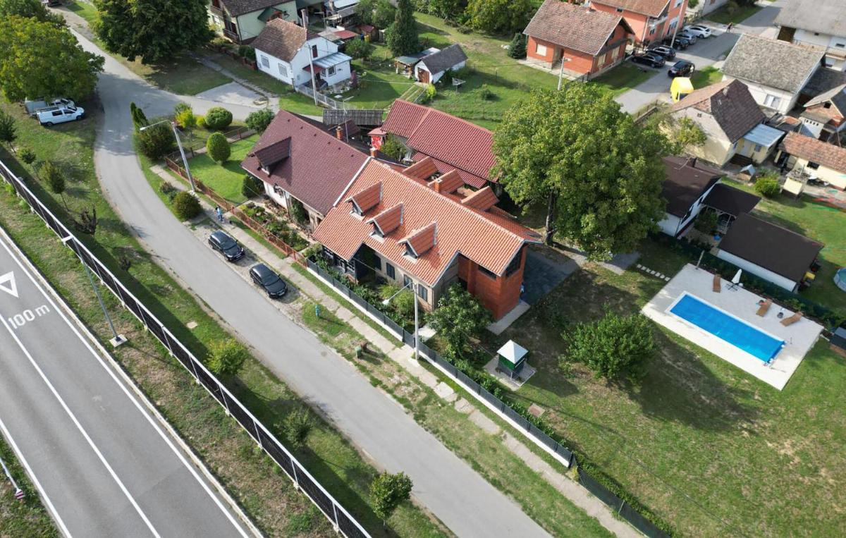 Stunning Home In Petrijevci - Housity