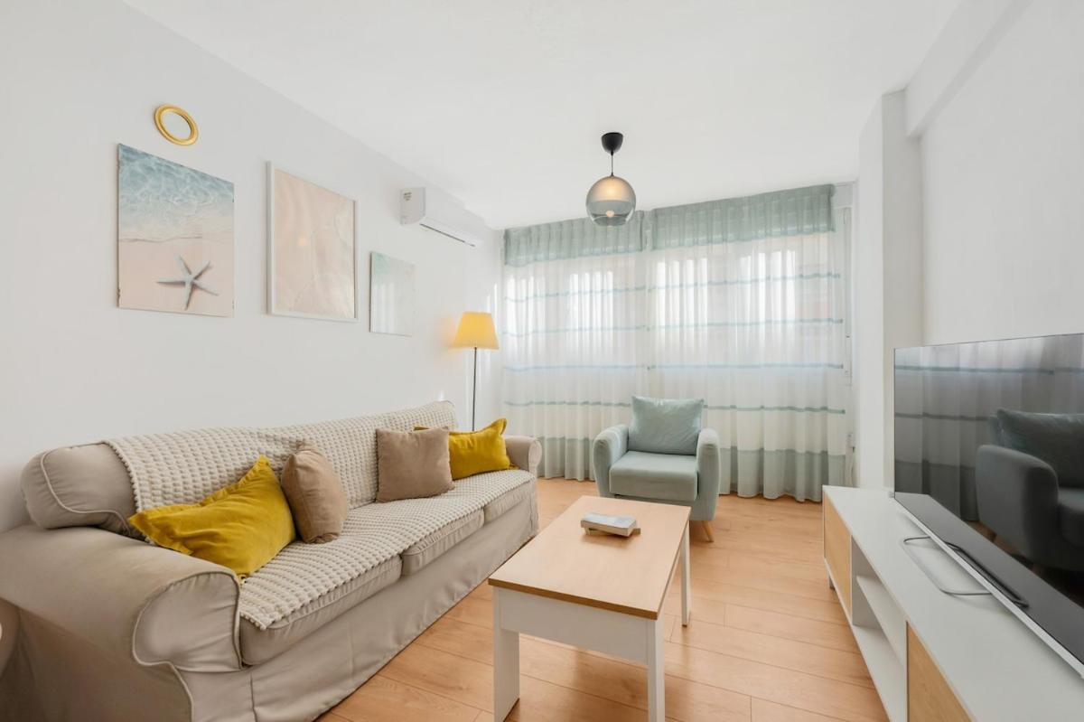 Bright & Spacious Apartment Near the Beach - Housity