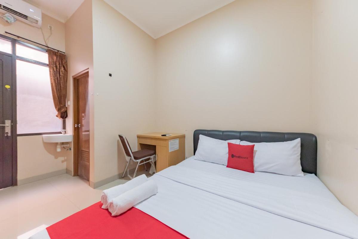 RedDoorz Syariah near Exit Toll Subang - Housity