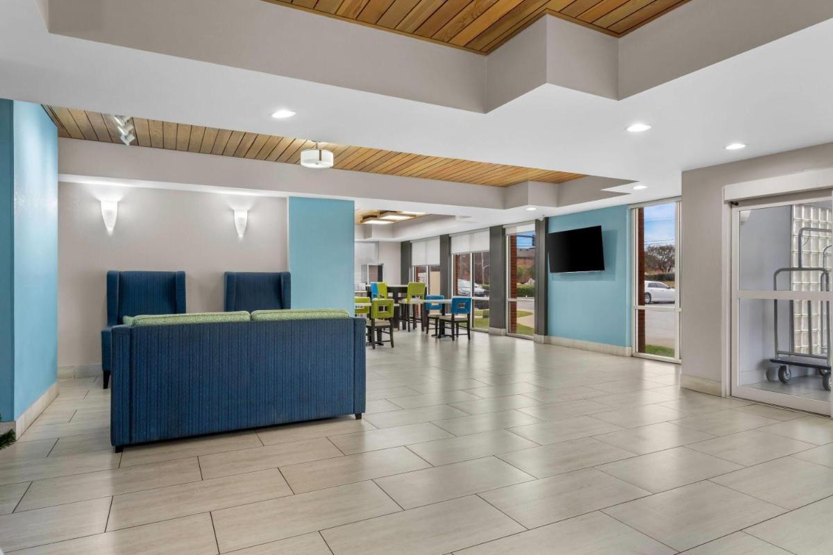 Days Inn & Suites by Wyndham Ridgeland - Housity