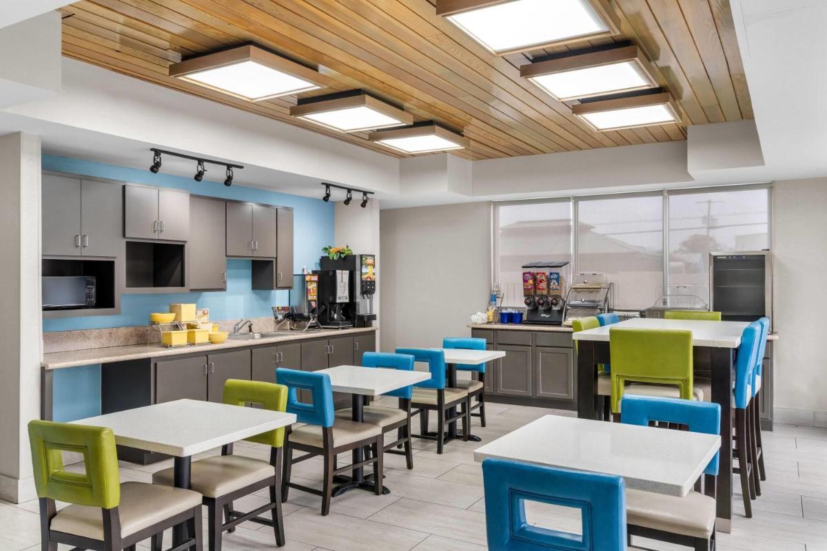 Days Inn & Suites by Wyndham Ridgeland - Housity