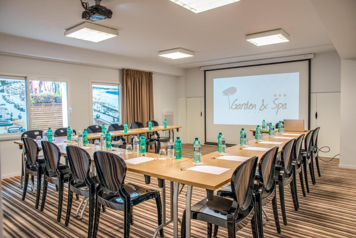 une salle de conférence avec une longue table et des chaises dans l'établissement Best Western Hôtel Garden and Spa, à La Baule