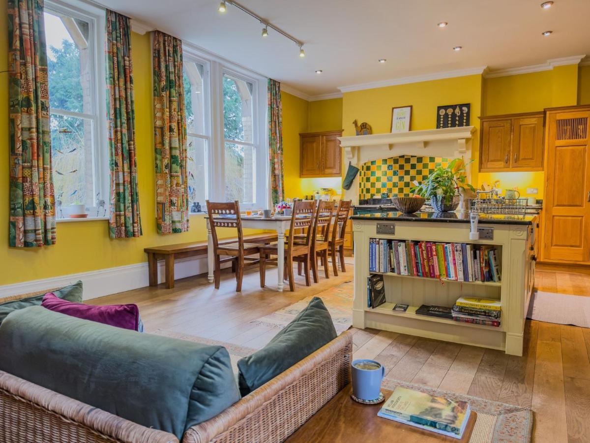 Eden Mount, Wetheral, characteful, spacious home overlooking village green, close to M6 - Housity