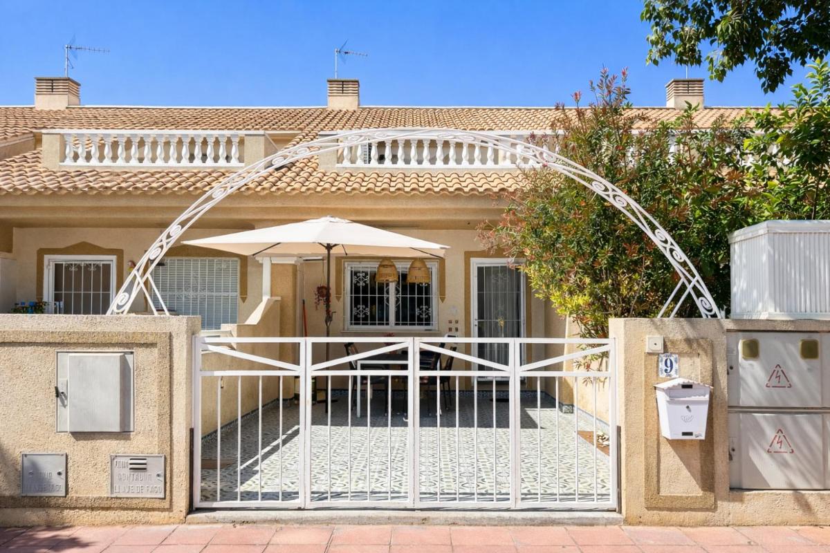 Casa Moolio - Private Holiday Home with Pool Access, Walk to Beach & Restaurants - Housity