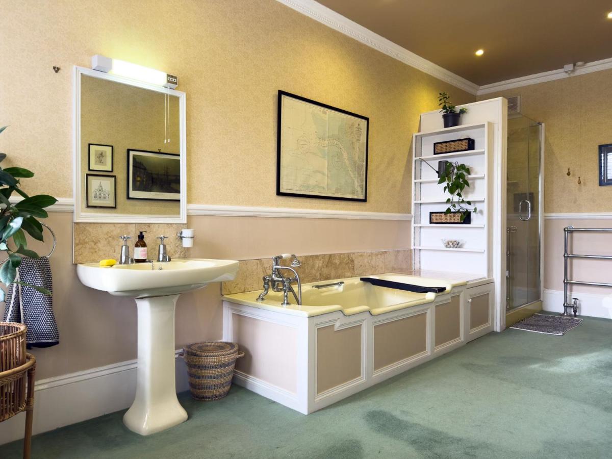 Eden Mount, Wetheral, characteful, spacious home overlooking village green, close to M6 - Housity