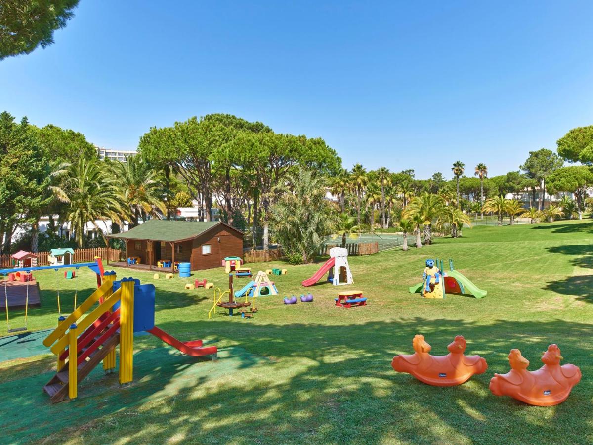 um parque infantil com escorregas e equipamento para brincar num parque em Ria Park Hotel & Spa no Vale do Lobo