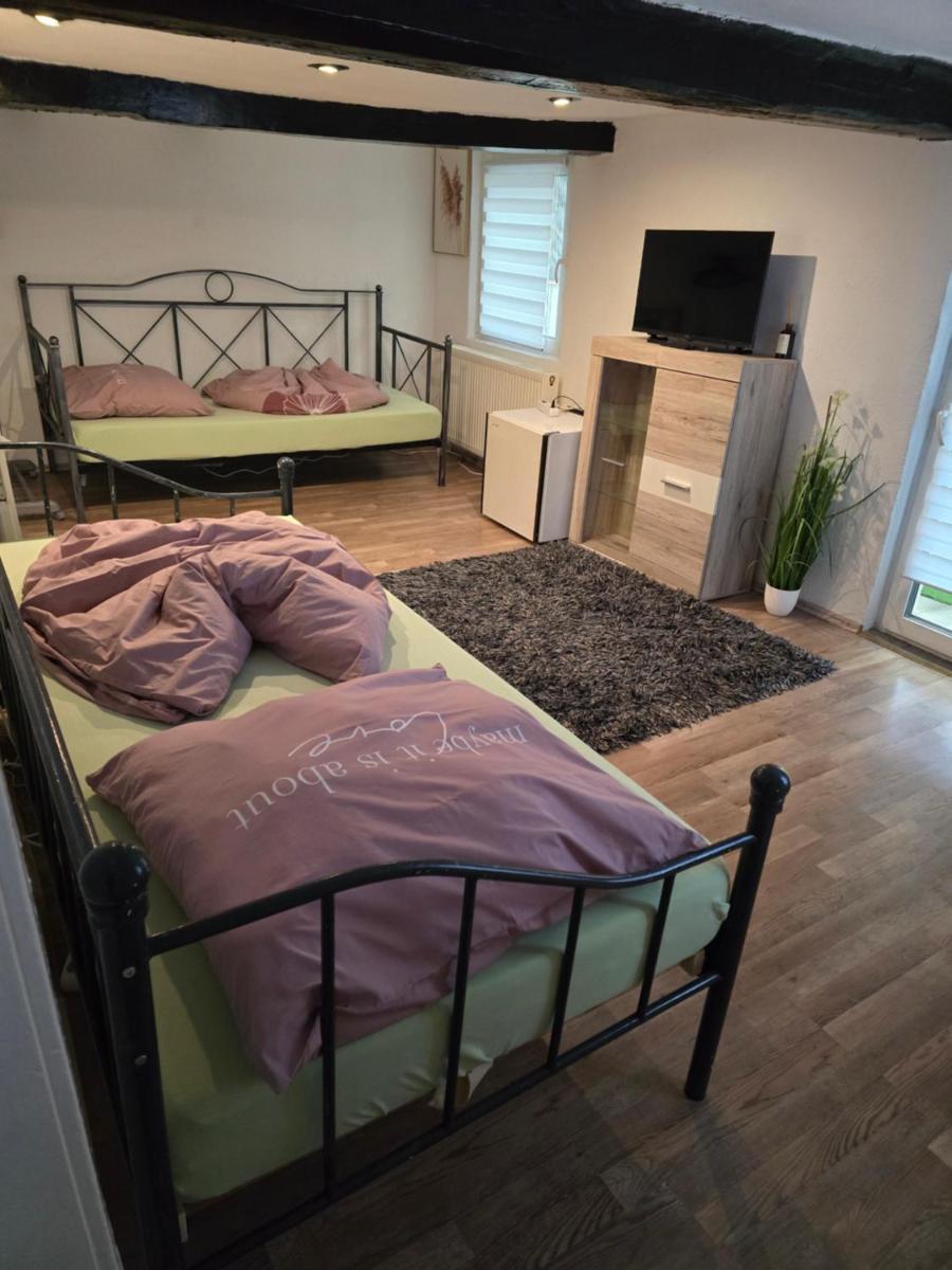 Mary Haus in Biebertal-Bieber, mit 2 App, 4 Zimmer und 8 Betten, 1 App, mit 3 Zimmer, 6 Betten, Bad, 1 App, mit 1 Zimmer, 2 Betten, Bad, mit Küche, WLAN, Parkplatz, Nähe Gießen und Wetzlar - Housity