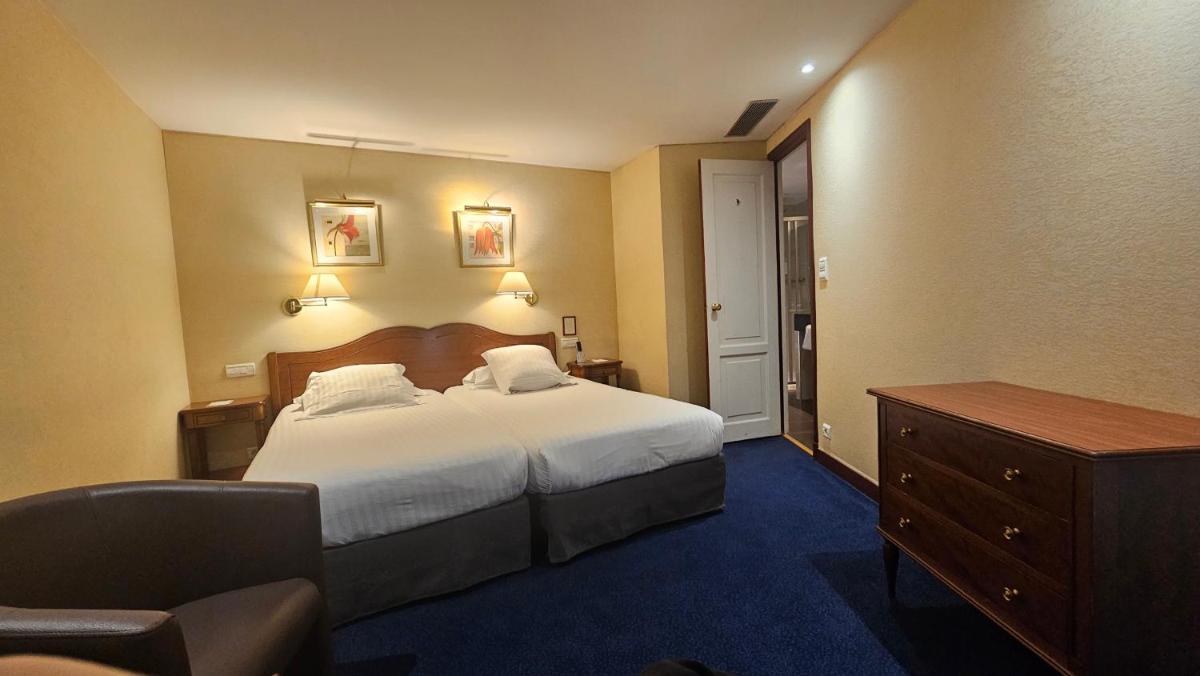 Un ou plusieurs lits dans un hébergement de l'établissement Splendid Hotel & Spa Nice